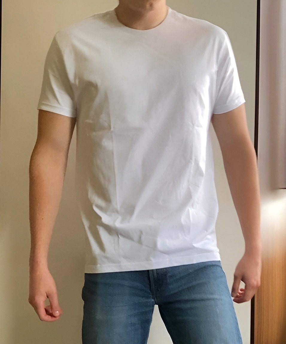 Koszulka na osobie biała basic model przód