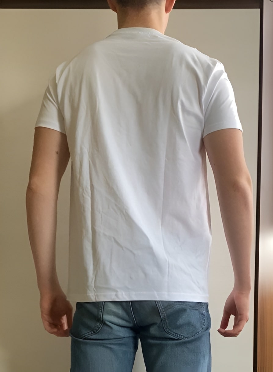 Koszulka na osobie biała basic model tył